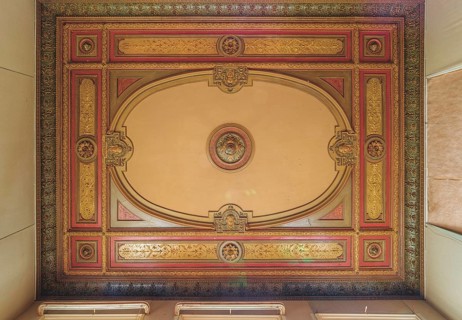 Detailed ceiling design with red and gold decorations in an elegant room, Villa Woodstock, Lost