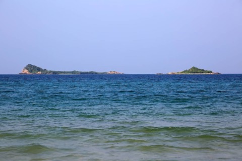 Pigeon Island seen from Nilavelli beach, Trincomalee, Sri Lanka, Asia