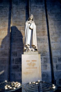 Monument, SAINTE THERESE 1873-1897 DOCTEUR DE LEGLISE, Notre-Dame de Paris Cathedral, Ille de la