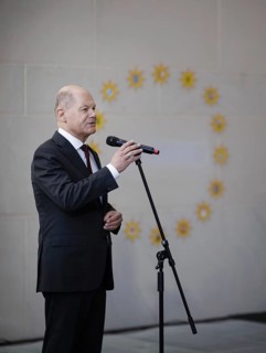 Federal Chancellor Olaf Scholz (SPD) pictured at the traditional reception for carol singers at the