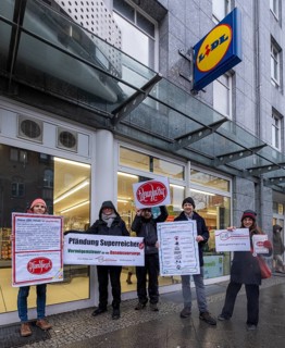 Germany, Berlin, 21.12.2023, action by Gemeingut in BuergerInnenhand (GiB), actions in front of
