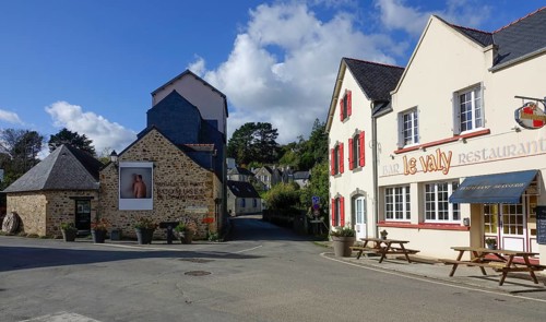 Bridge with Moulin du Pont mill at the mouth of La Mignonne into the Bay of Brest, Daoulas,