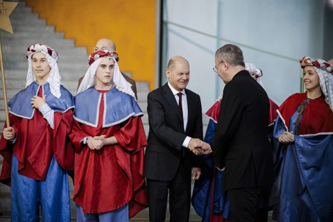 Federal Chancellor Olaf Scholz (SPD) pictured at the traditional reception for carol singers at the