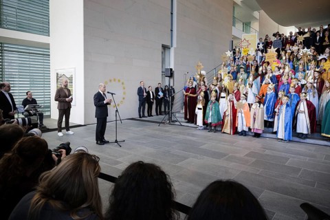 Federal Chancellor Olaf Scholz (SPD) pictured at the traditional reception for carol singers at the