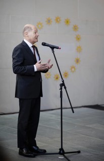 Federal Chancellor Olaf Scholz (SPD) pictured at the traditional reception for carol singers at the