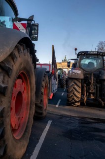 Germany, Berlin, 08.01.2024, Protest by farmers in front of the Brandenburg Gate, nationwide