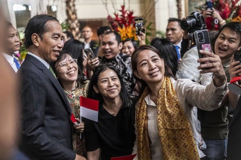 Joko Widodo, the President of Indonesia, takes selfies during a visit to Manila, Philippines