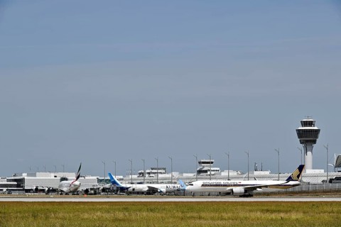 Heavy traffic with Singapore Airlines Airbus A350-900, Emirates Airways Airbus A380-800 and Kuwait
