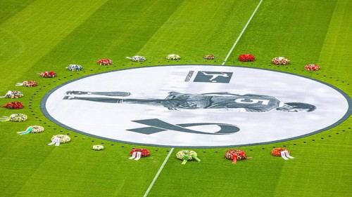 Banner with Franz Beckenbauer and wreaths of flowers, funeral service of FC Bayern Munich for Franz