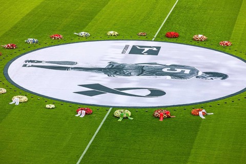 Banner with Franz Beckenbauer and wreaths of flowers, funeral service of FC Bayern Munich for Franz