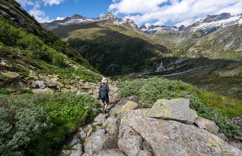 Mountaineers on a hiking trail in front of a picturesque mountain landscape, rocky mountain peaks