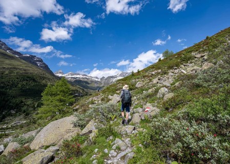 Mountaineers on a hiking trail in front of a picturesque mountain landscape, mountain peaks with