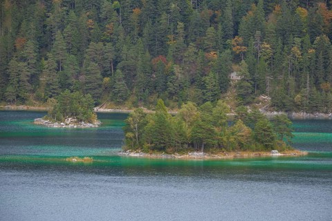 Island in Lake Eibsee lake, Grainau, Werdenfelser Land, Upper Bavaria, Bavaria, Germany, Europe