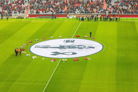 More floral wreaths are brought to the banner, banner with Franz Beckenbauer and floral wreaths, FC