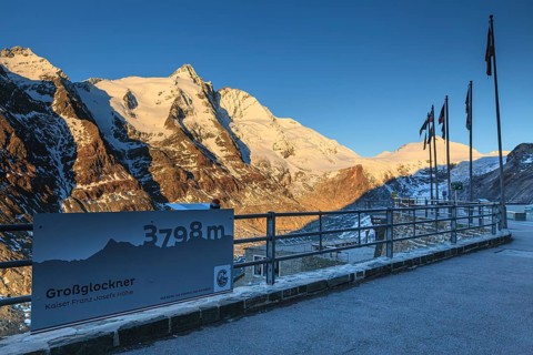 Viewing platform in front of a mountain peak in the morning light, autumn, Kaiser Franz Josefs