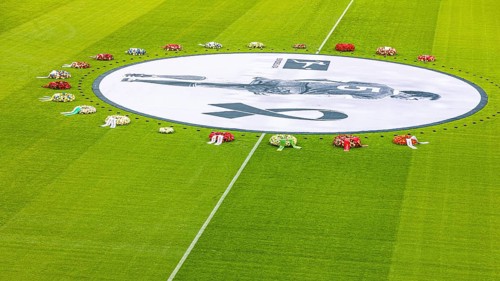 Banner with Franz Beckenbauer and wreaths of flowers, funeral service of FC Bayern Munich for Franz