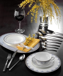 Plate, cutlery, red wine glass, table decoration