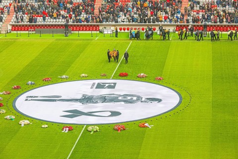 More floral wreaths are brought to the banner, banner with Franz Beckenbauer and floral wreaths, FC