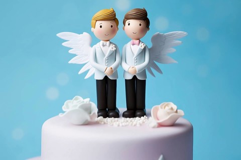 Pair of male cake toppers. KI generiert, generiert AI generated, wedding, cake, wings, suit, roses