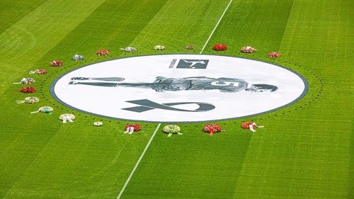 Banner with Franz Beckenbauer and wreaths of flowers, funeral service of FC Bayern Munich for Franz