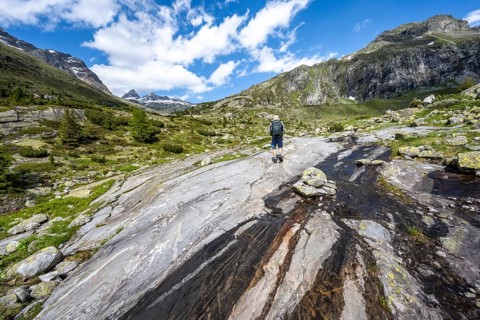 Mountaineers on a hiking trail in front of a picturesque mountain landscape, rocky mountain peaks