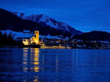 Winter mood, view over the Wolfgangsee, in the background St. Wolfgang am Wolfgangsee, blue hour,