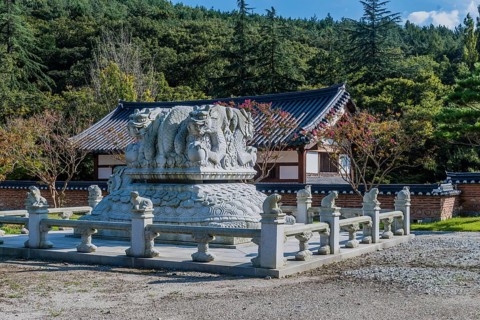 Stone carved dragons atop turtle at Buddhist temple in Gimje-si, South Korea, Asia