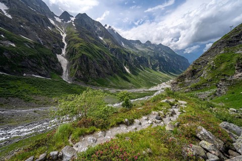 Hiking trail to Greizer Huette, green Floitengrund mountain valley with Floitenbach mountain