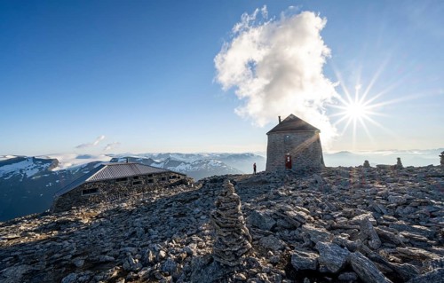 DNT's old and new mountain huts Skalatarnet, cairns at the summit of Skala, Sonnenstern, Loen,