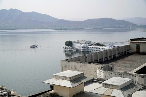 Lake Pichola with view of Lake Palace, Udaipur, Udaipur, Rajasthan, India, Asia
