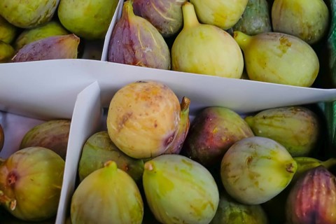 Ripe figs in a small box for sale, Southern Palatinate, Palatinate, Rhineland-Palatinate, Germany,