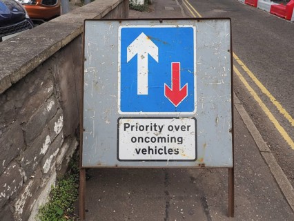 Two way traffic sign