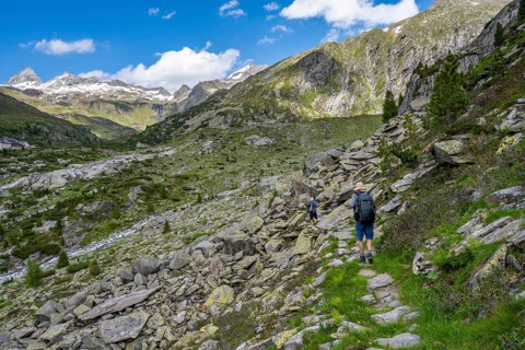 Mountaineers on a hiking trail, behind mountain peaks Zsigmondyspitze and Hornkeesbach near the
