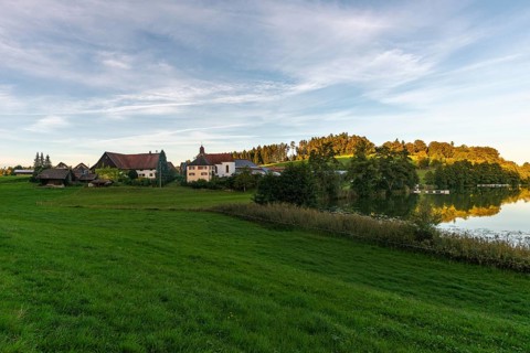 Kressbronn am Lake Constance, district Nitzenweiler, Hofgut Schleinsee, lakeside, chapel, pasture,