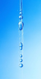A thin stream of water from a sponge breaks off and begins to drip