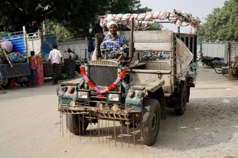 Lorry on the road, Bharatpur, Rajasthan, India, Asia