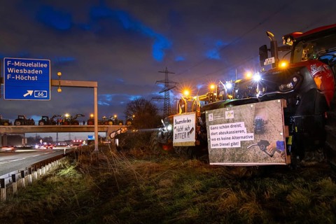 Numerous farmers gathered in the evening with their tractors and warning lights switched on on and