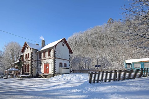 Signal box at the Vulkan-Express station in winter, snow, Brohltalbahn, Vulkanexpress, inscription,