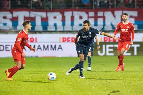 Football match, Adrian BECK 1.FC Heidenheim in a duel with captain Anthony LOSILLA VFL Bochum leads