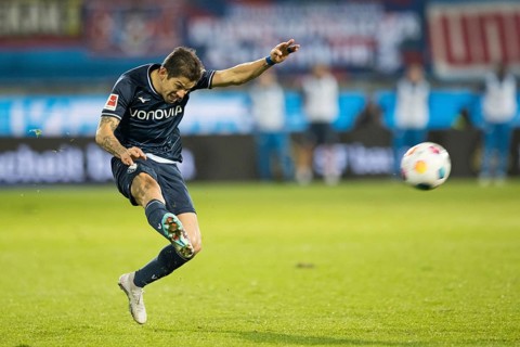 Football match, Cristian GAMBOA VFL Bochum shot cross, Voith-Arena football stadium, Heidenheim