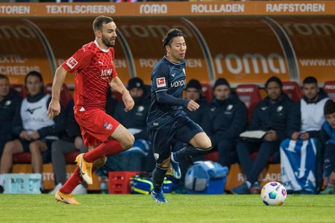 Football match, Benedikt GIMBER 1.FC Heidenheim chases Takuma ASANO VFL Bochum, Voith-Arena