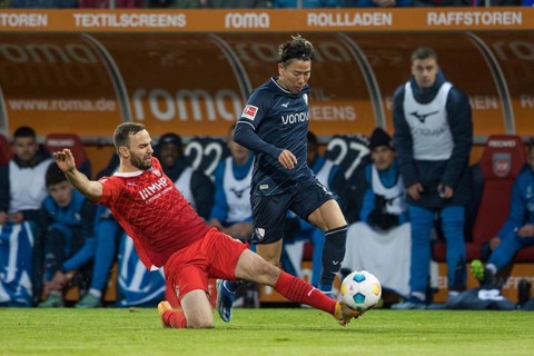Football match, Benedikt GIMBER 1.FC Heidenheim straddles Takuma ASANO VFL Bochum trying to