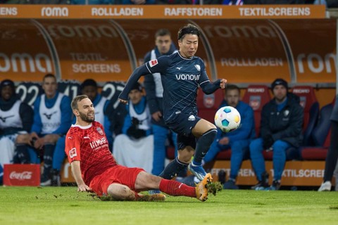 Football match, Adrian BECK 1.FC Heidenheim in a duel with captain Anthony LOSILLA VFL Bochum,