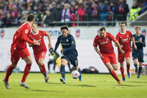 Football match, Benedikt GIMBER 1.FC Heidenheim in a running duel with Takuma ASANO VFL Bochum,