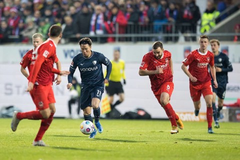 Football match, Benedikt GIMBER 1.FC Heidenheim chases Takuma ASANO VFL Bochum, Voith-Arena