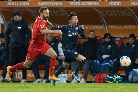 Football match, Benedikt GIMBER 1.FC Heidenheim chases Takuma ASANO VFL Bochum, Voith-Arena