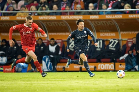 Football match, captain Patrick MAINKA 1.FC Heidenheim chases Takuma ASANO VFL Bochum, football