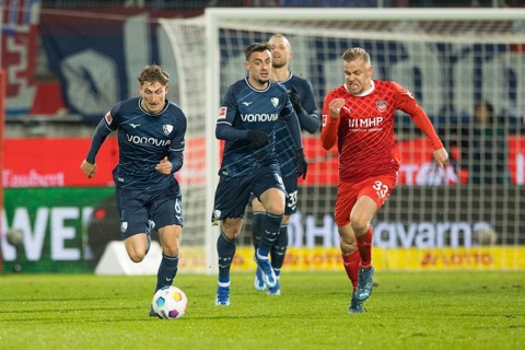 Football match, Lennard MALONEY re.1.FC Heidenheim in a running duel with Patrick OSTERHAGE VFL