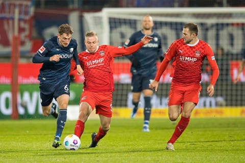 Football match, Lennard MALONEY 1.FC Heidenheim centre tries to stop Patrick OSTERHAGE VFL Bochum
