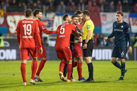 Football match, Benedikt GIMBER 5 1.FC Heidenheim and Kevin STÖGER VFL Bochum discuss energetically